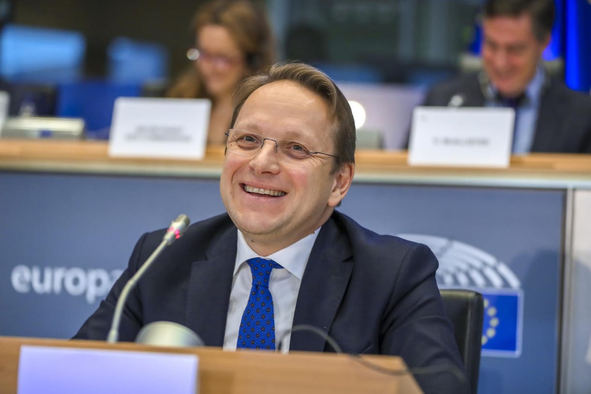 Várhelyi lemondását követelik az EP-ben