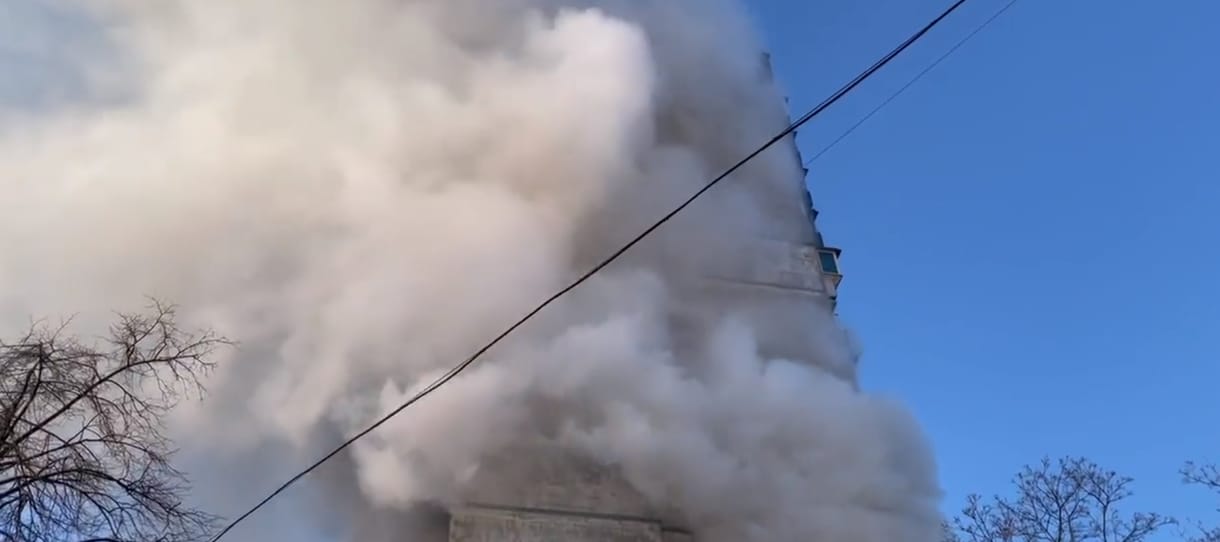 Egy 15 emeletes kijevi lakóházat talált el egy orosz rakéta