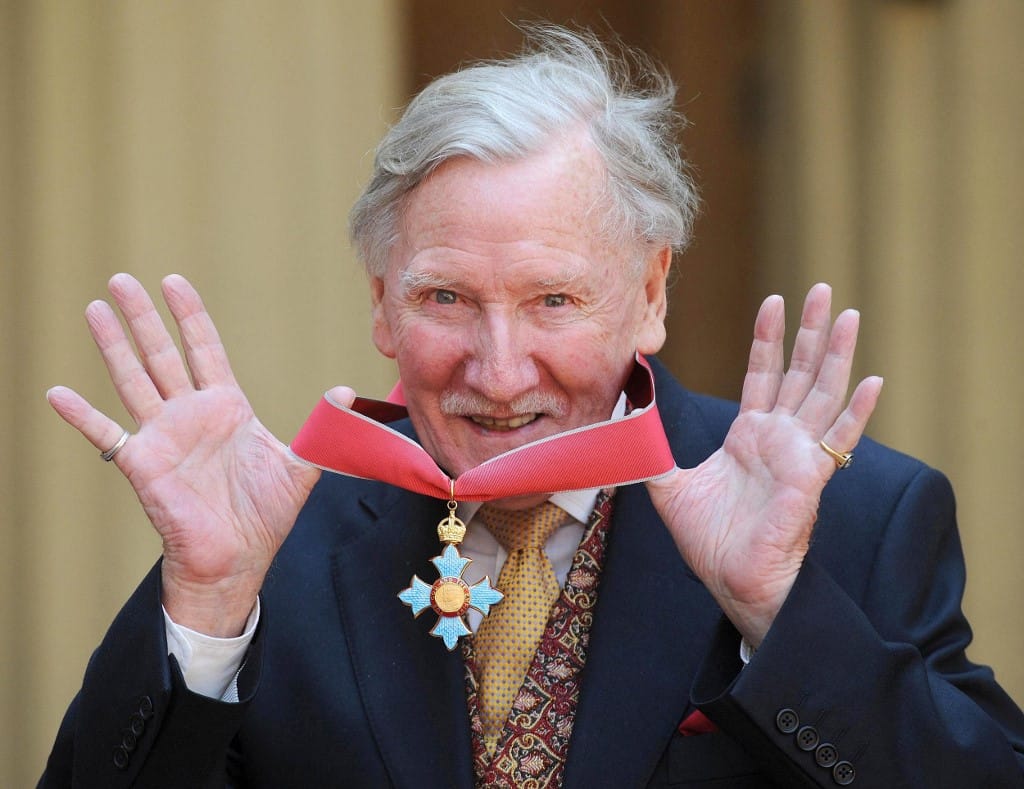 Meghalt Leslie Phillips, a Teszlek Süveg szinkronhangja
