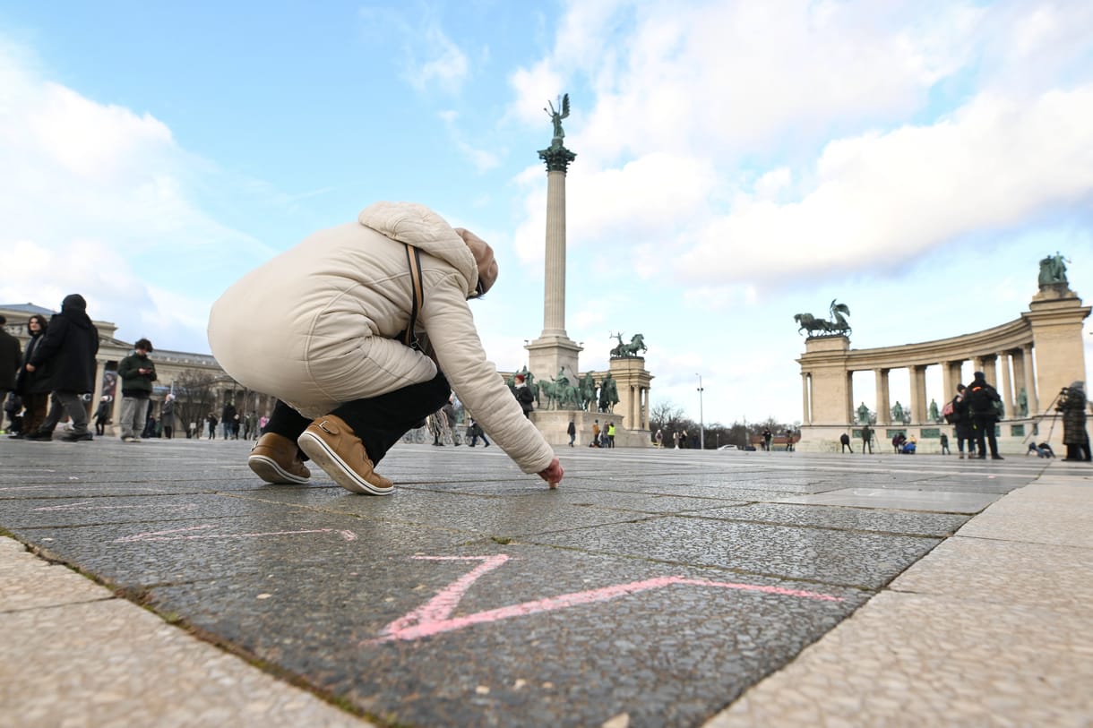 Több mint 16 ezer hiányjelet rajzoltak a Hősök terére a tanárokért