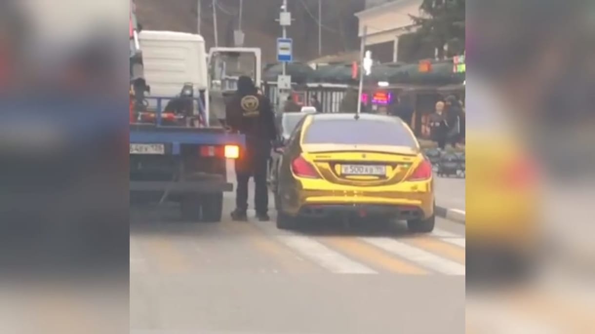 Aranyozott Merciben, részegen menekült egy orosz ketrecharcos – videó