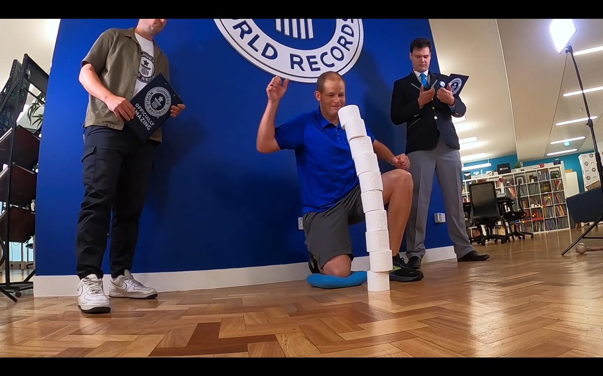 Még sosem raktak egymásra tíz vécépapír-gurigát ilyen gyorsan – videó