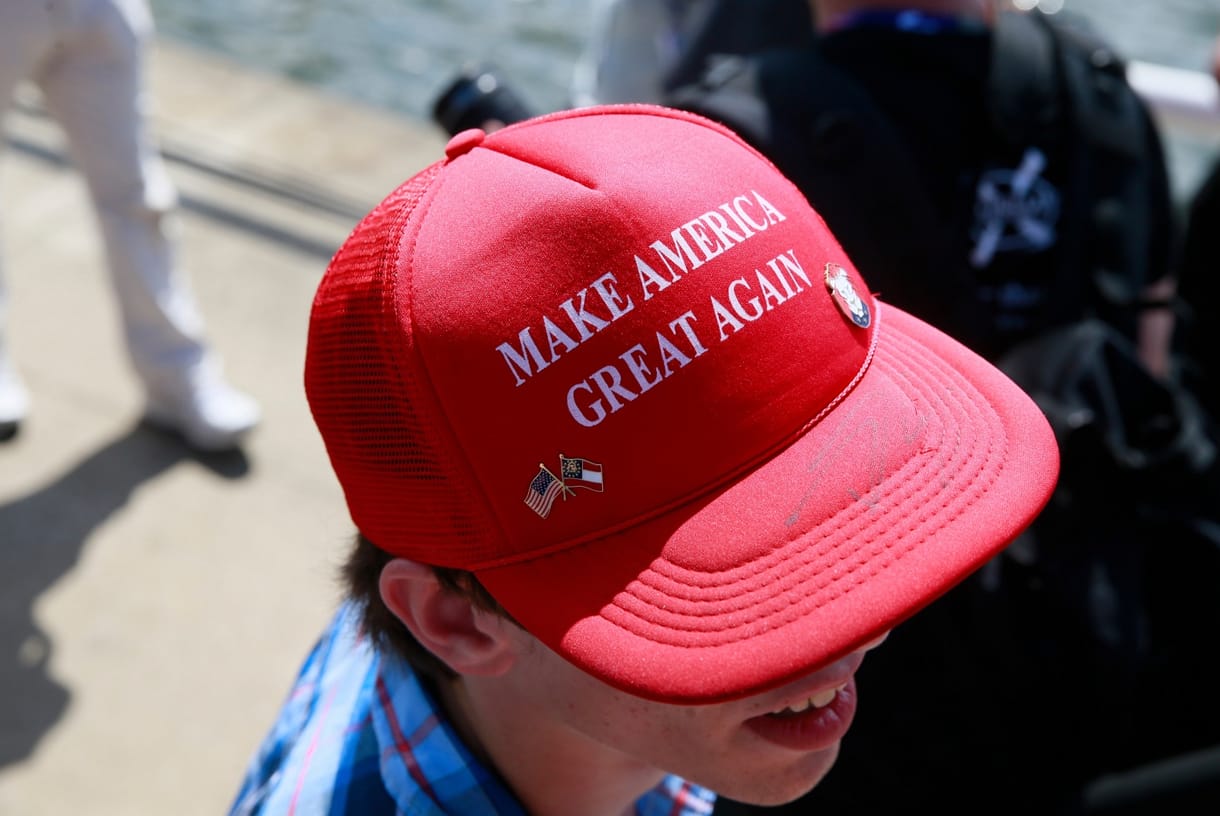 Trump kampánysapkájában állt a kamera elé, kirúgták az újságírót