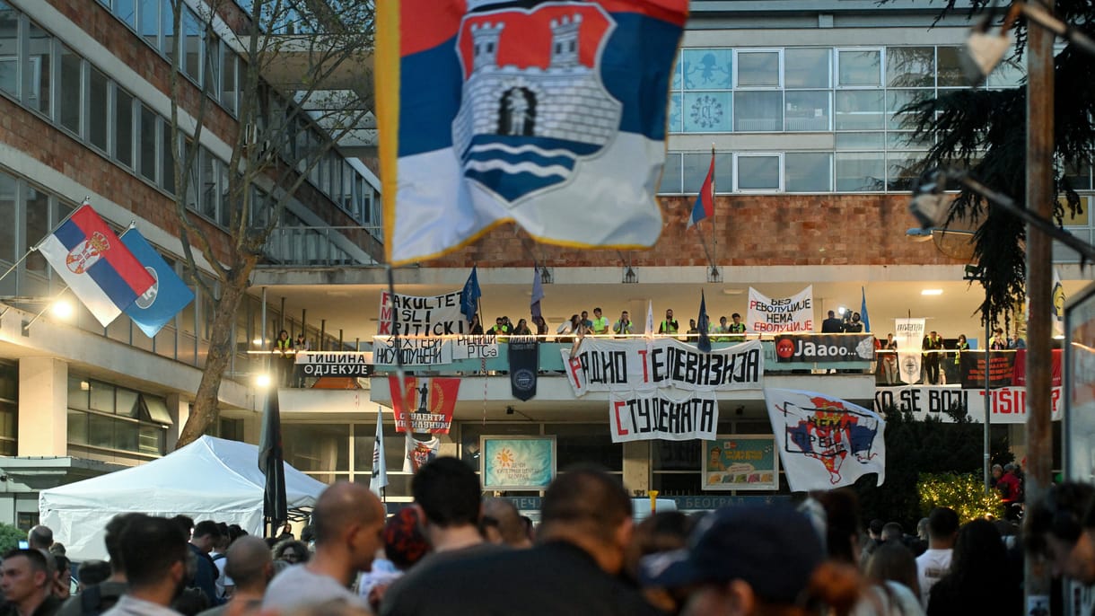 Blokád alatt tartják a szerb köztévét a tüntető egyetemisták, műsorok maradtak el