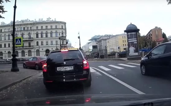 Ez az orosz autós folyóba hajította a gyalogost, aki a kocsijához ért – videó