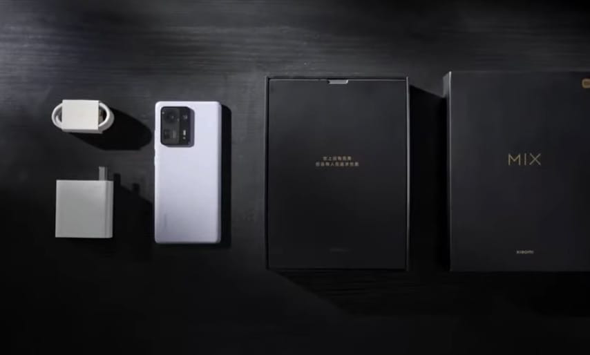 A legilletékesebb mutatja meg, mit rejt a Xiaomi Mix 4 doboza – videó