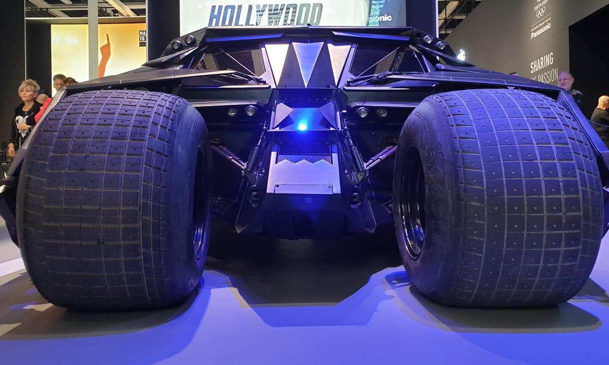 Élőben egészen félelmetes Batman autója, körbefotóztuk