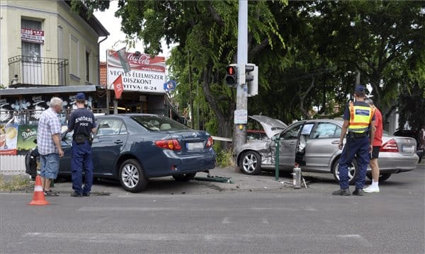 Képek: kerítésen landolt egy autó Budapesten