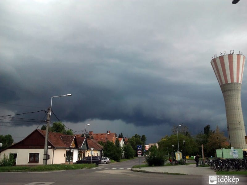 Csónakázni lehet az utcán – országszerte támad a vihar (fotó, videó)