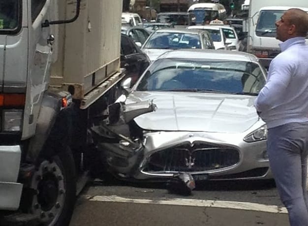 Teherautó tört össze egy Maserati Granturismót – fotók