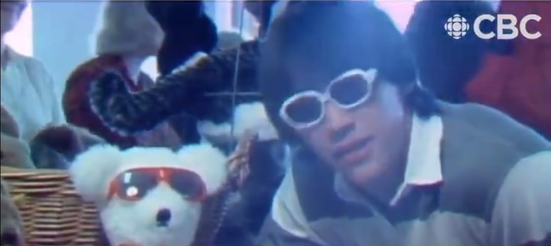 Előkerült egy videó, amelyen az ifjú Keanu Reeves egy plüssmacifesztiválról tudósít