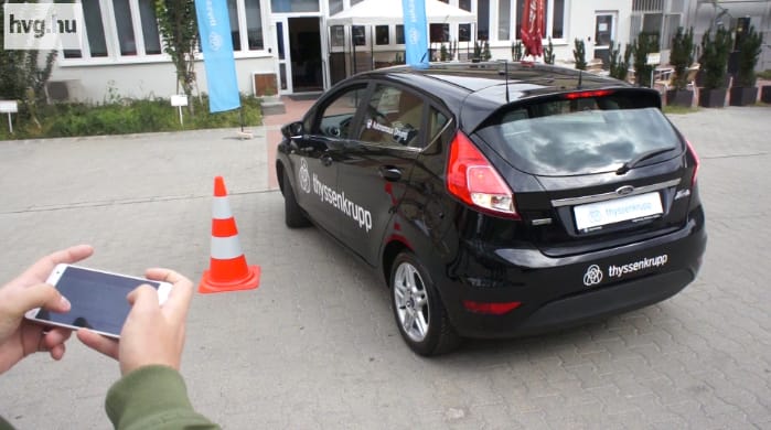 Úgy parkol az autó, hogy bent sem ül a sofőr, csak a mobilját használja – videó