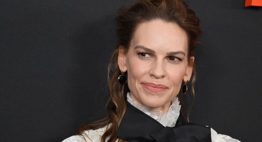 48 évesen ikreket vár Hilary Swank