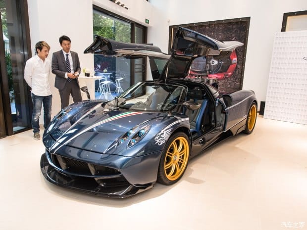 Horatio Pagani tudja mi kell a gazdag kínaiaknak. Például egy ilyen 4 millió eurós Huayra