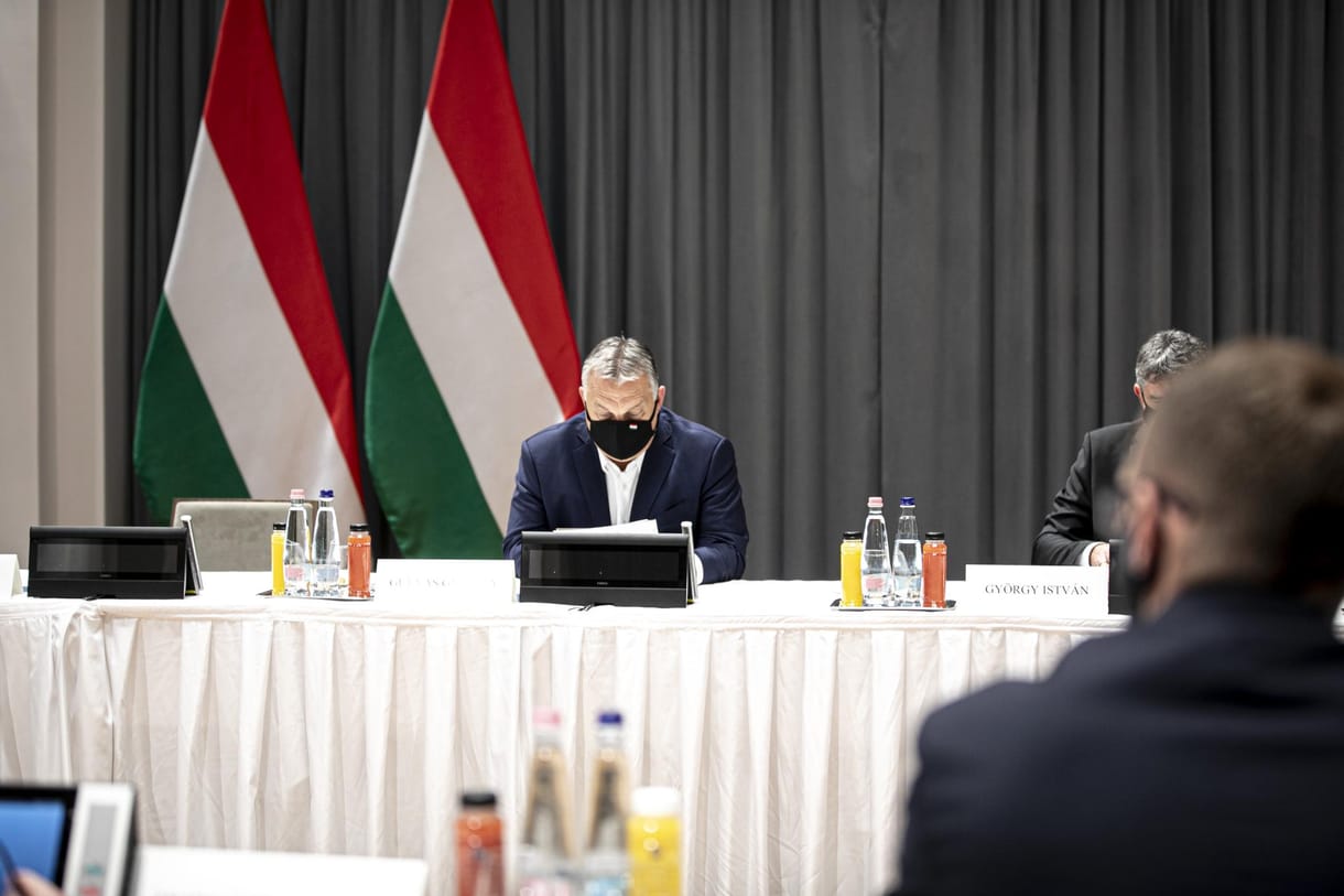 A szabadságjogokat gyorsan korlátozza a kormány, a vírus elleni lépései viszont lassúak