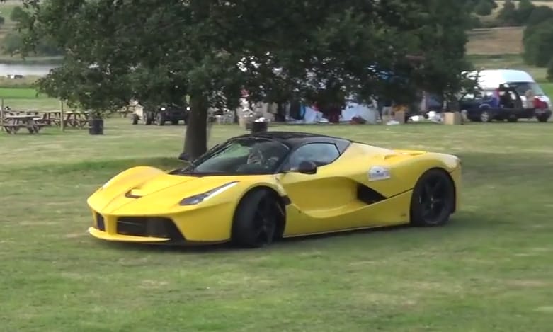 Videó: fűnyíróként használják a milliárdos értékű LaFerrari Apertát