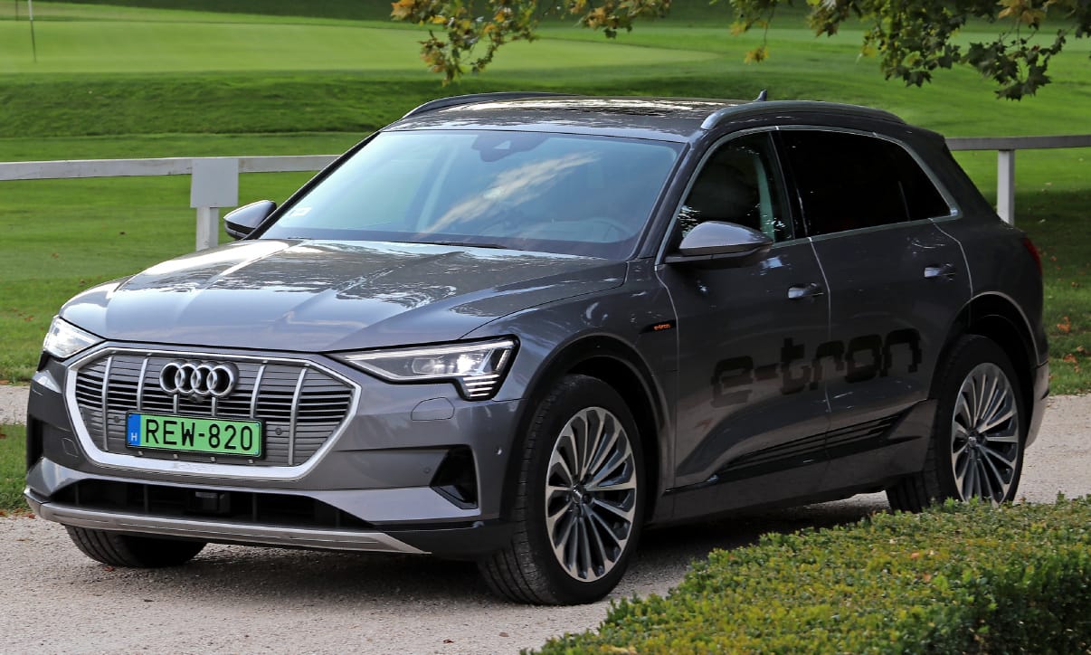 Kínos: olajcserére figyelmeztet az Audi villanyautója