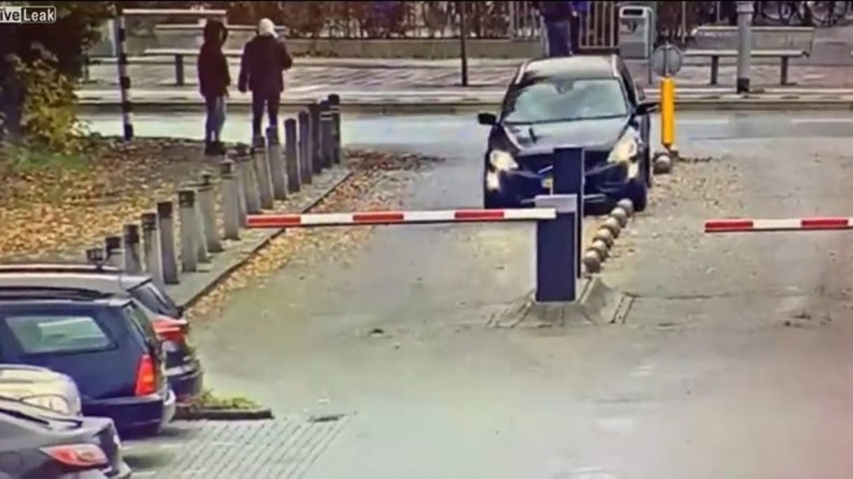 Autóipari nyúzóteszteken látni ilyen tolatást, mint, amit ez az autós csinált