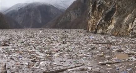 Tízezer köbméter szemét lebeg a Drina folyón a bosznia-hercegovinai Višegradnál – videó