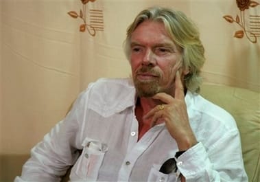 Lángoló házból mentették ki Richard Branson 90 éves anyukáját 