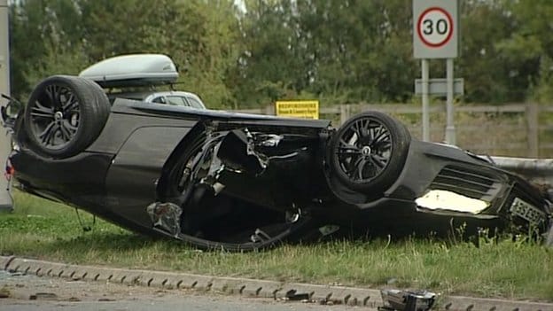 Tetőre borulva állt meg a Porsche 911-essel versengő Audi R8 – fotó