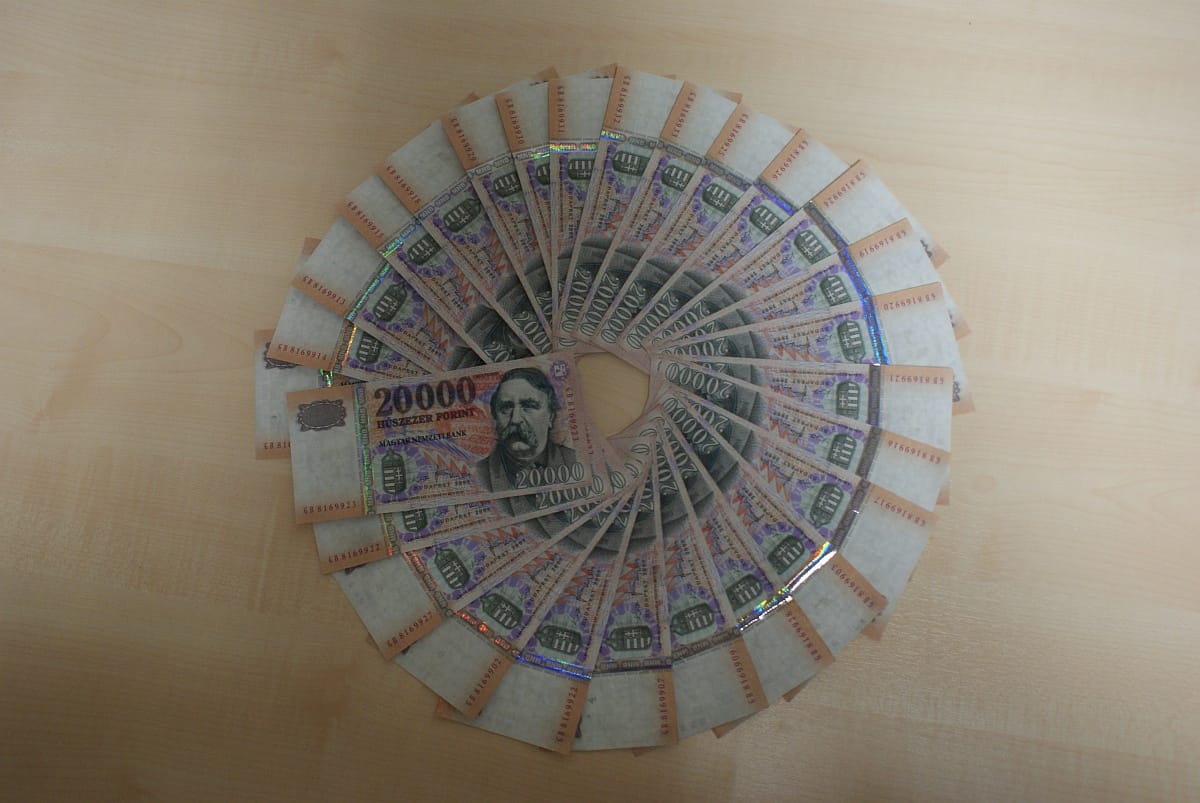 Előzetesben a sokmilliónyi hamis 20 ezrest terítő férfi