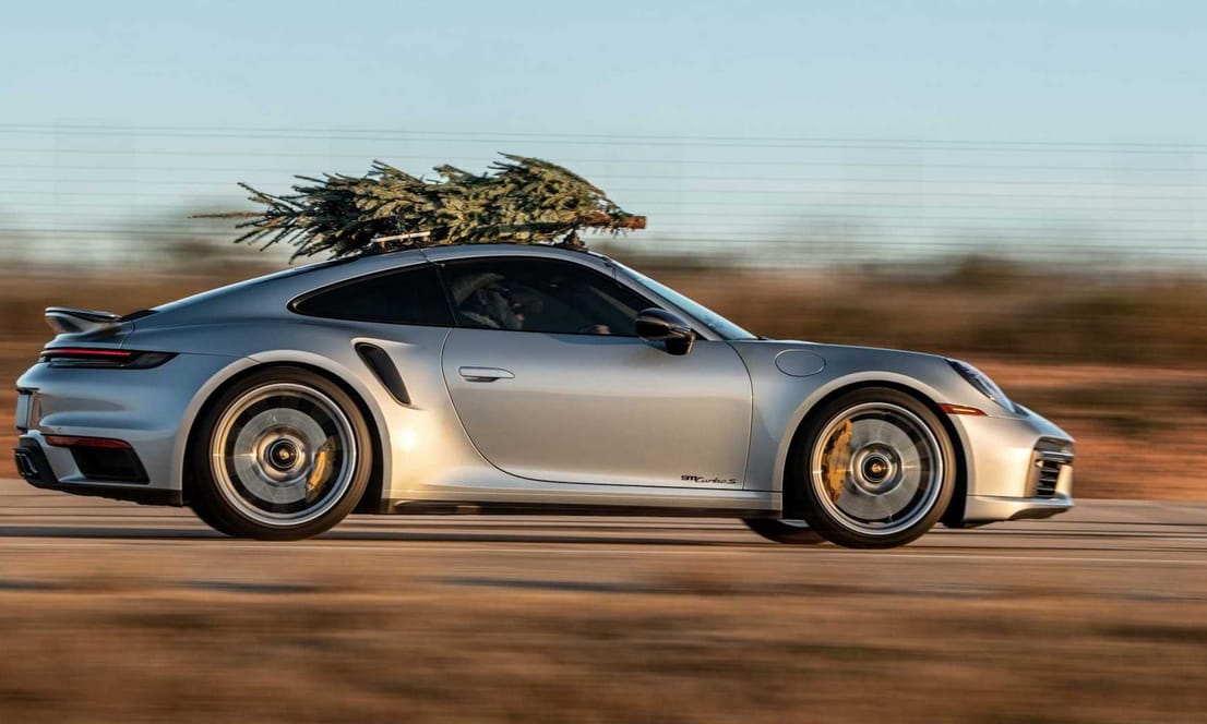 280 km/h-val szállított karácsonyfát egy Porsche – videó