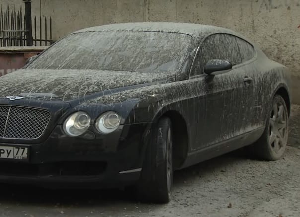 Videó: jeges víz helyett cementet kapott a nyakába az ötvenmilliós Bentley