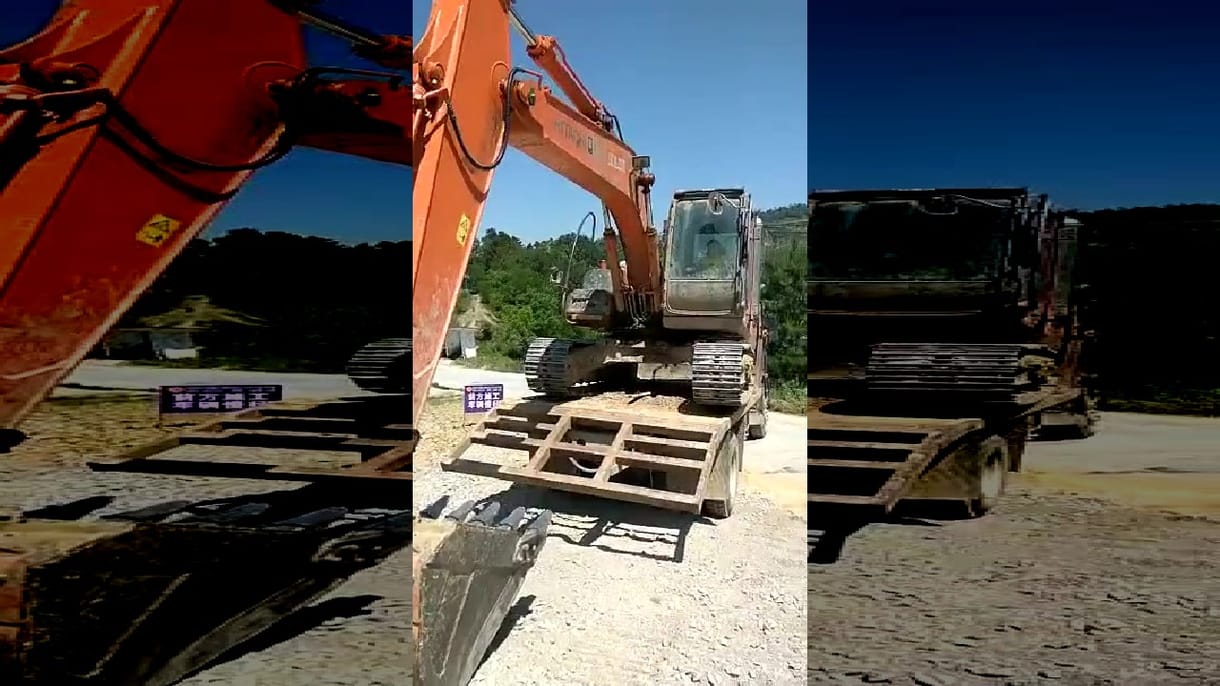 Itt egy 6 éves, aki egy 10 tonnás markolót vezet fel egy teherautóra