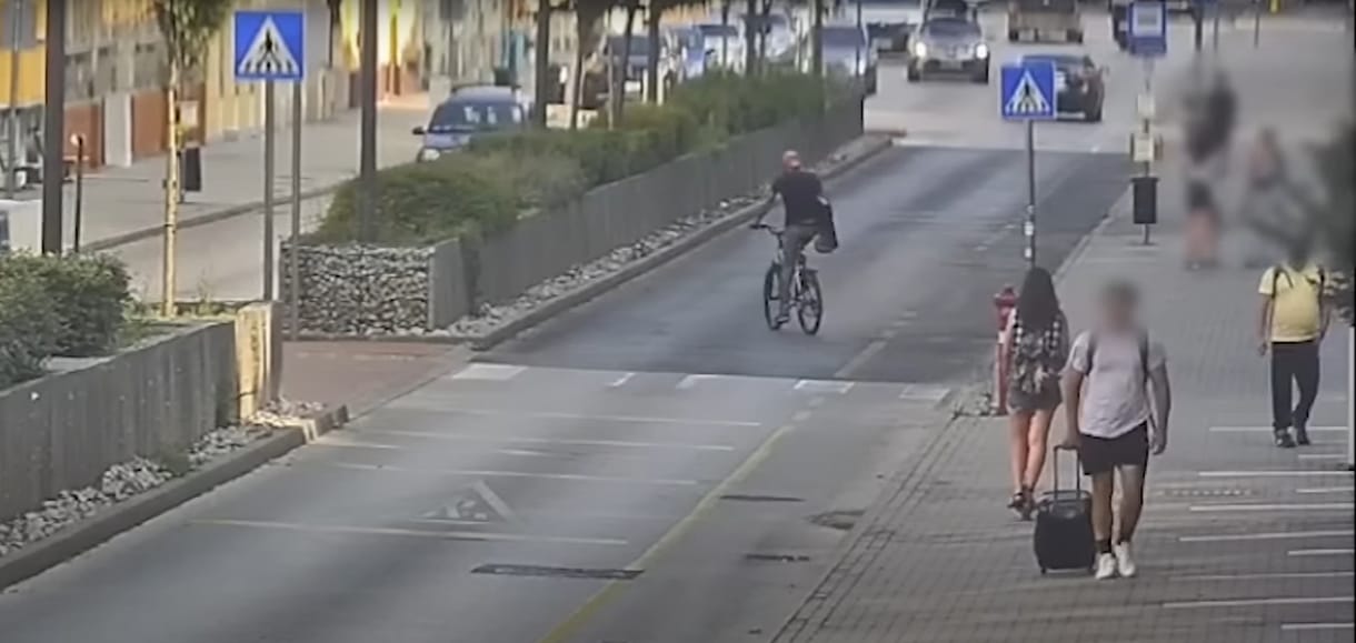 Lopott bringán vitte a lopott tévét, de óriásit taknyolt a tolvaj – videó
