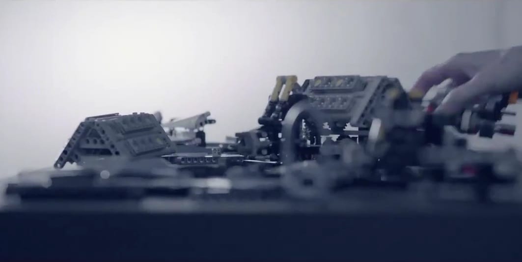 Meg is van a karácsonyi ajándék: jön a Lego legújabb autója, és imádni fogja
