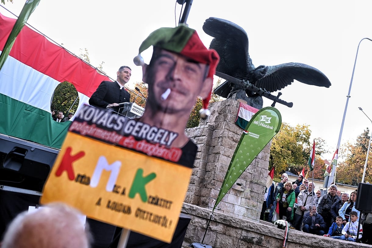A Mi Hazánk kivonult a turulszoborhoz sólymot röptetni, énekelni és drogosozni