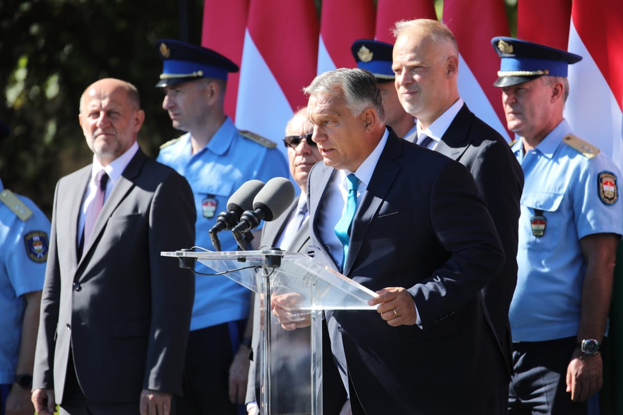 Orbán avatott, a rendőrök vonultak, egy tüntető sípolt – galéria az első határvadász ezred avatásáról