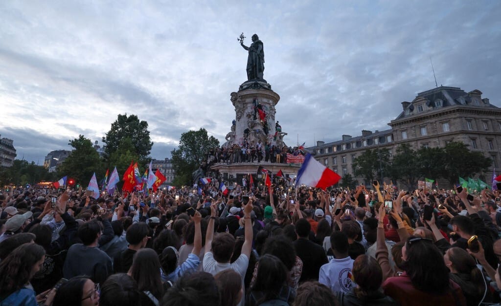 Jobb- és baloldali francia lapok megkönnyebbüléssel fogadták a választás eredményét
