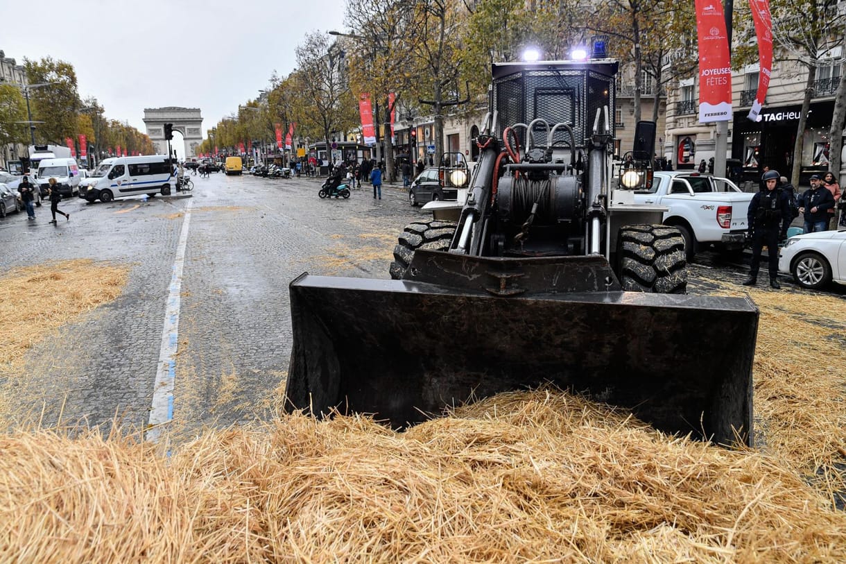 Több száz traktor torlaszolta el Párizsban az utakat