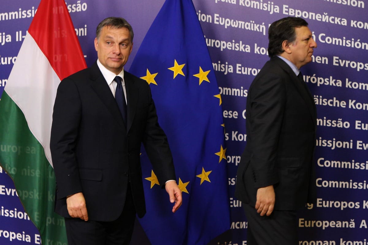 Kiderült, Orbán mit tett az egyik és a másik dobozba Barrosónak