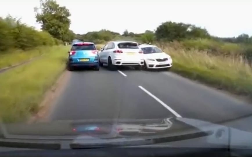 Millimétereken múlt, hogy nem ölt meg senkit előzésével a porschés – videó