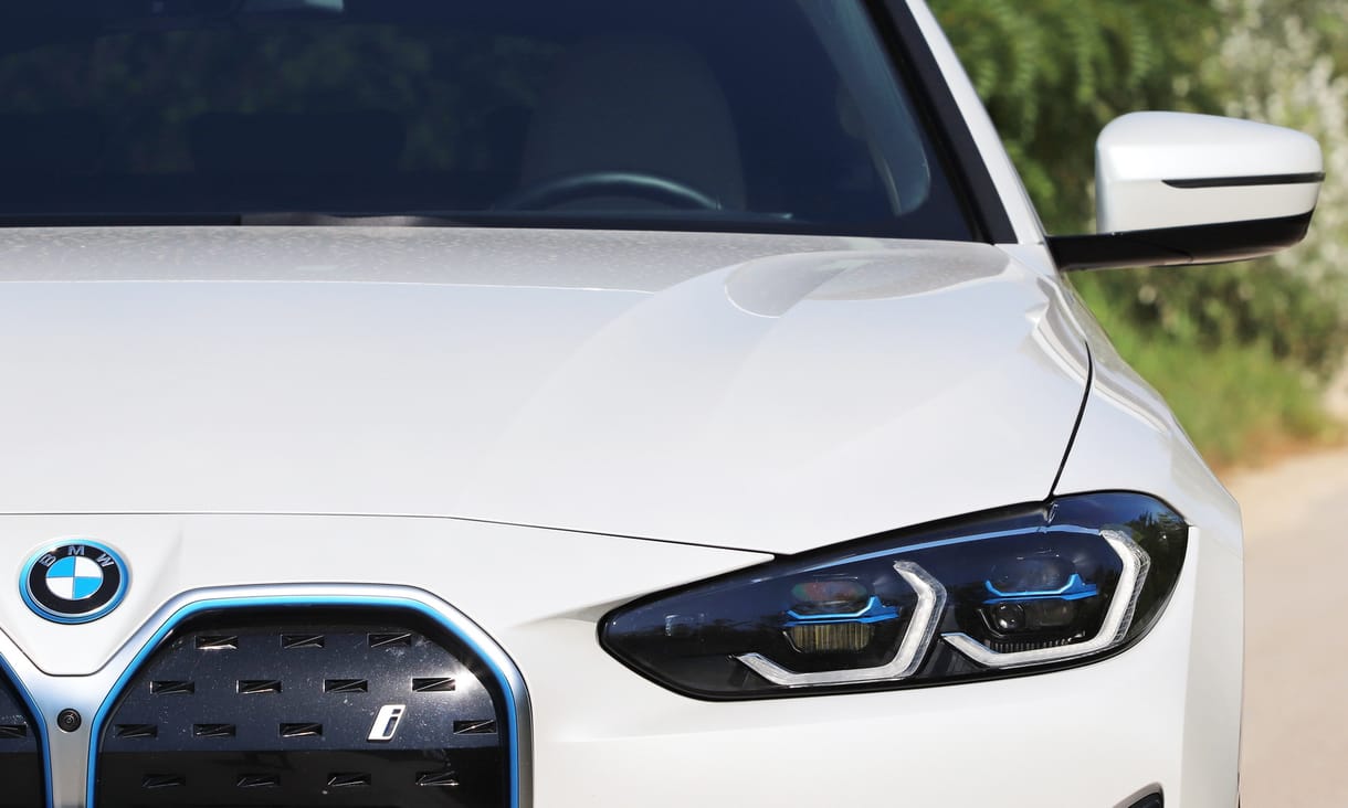 A BMW 600 lóerő fölé tolta az i4 villanyautó teljesítményét