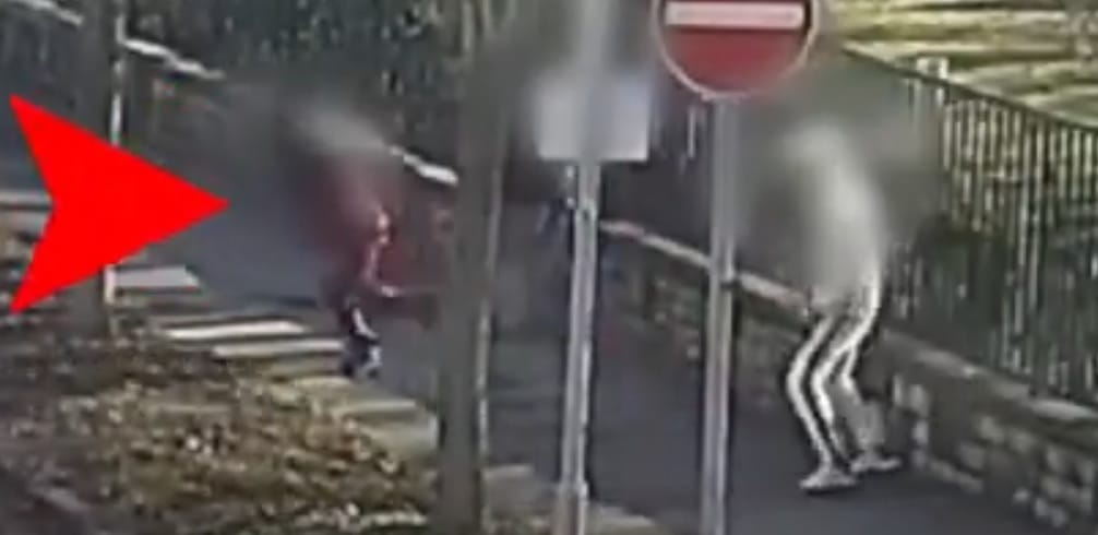Egy 70 éves nőre az otthonában, egy 84 éves férfire az utcán támadt rá egy 21 éves fiatal – videó