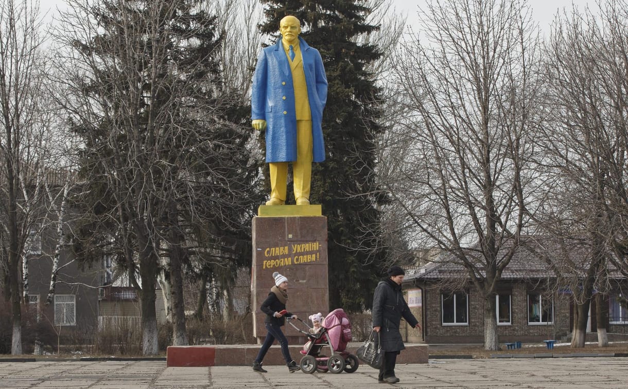 Fotó: Ukrán színekre mázoltak egy Lenin-szobrot