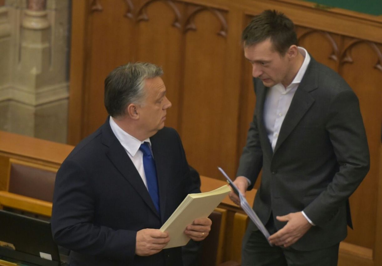 Hova tűnt Rogán Antal? És ki az az ifjú káder, aki helyette viszi a szót?