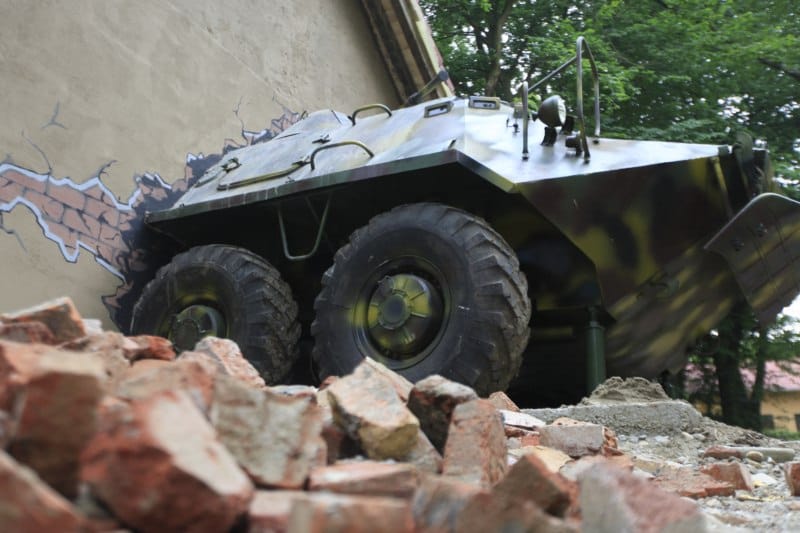 Szállodai szoba egy tank belsejében - videó