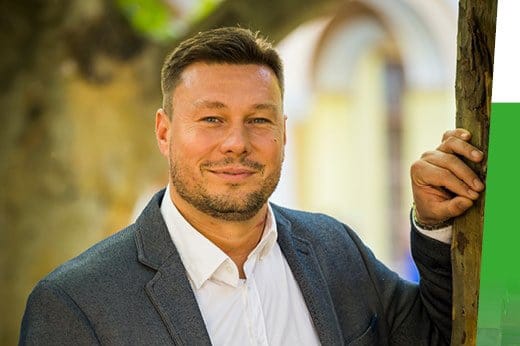 Kokaincsászárnak nevezték és kifütyülték Lackner Csabát Kispesten, gyorsan el is menekült