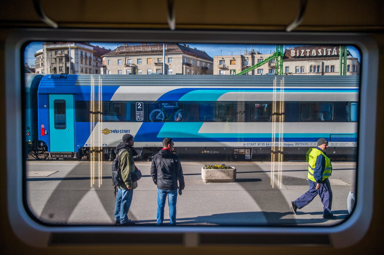 Nem csak a 300 fős spanyol tiniinvázió miatt vesztegelt 3 órát egy InterCity, a mozdonyvezetőnek is épp lejárt a munkaideje