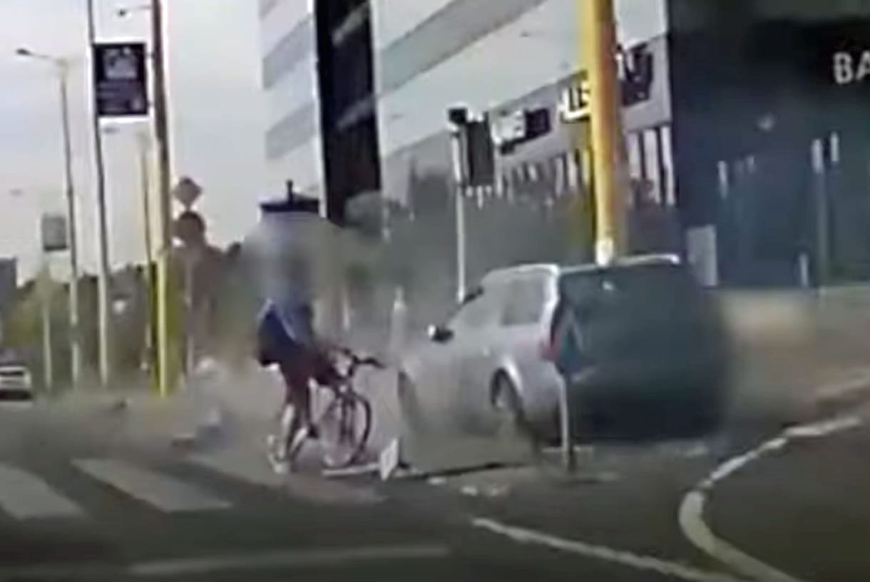 Majdnem elgázolt két embert egy autós az Alkotás úton – videó