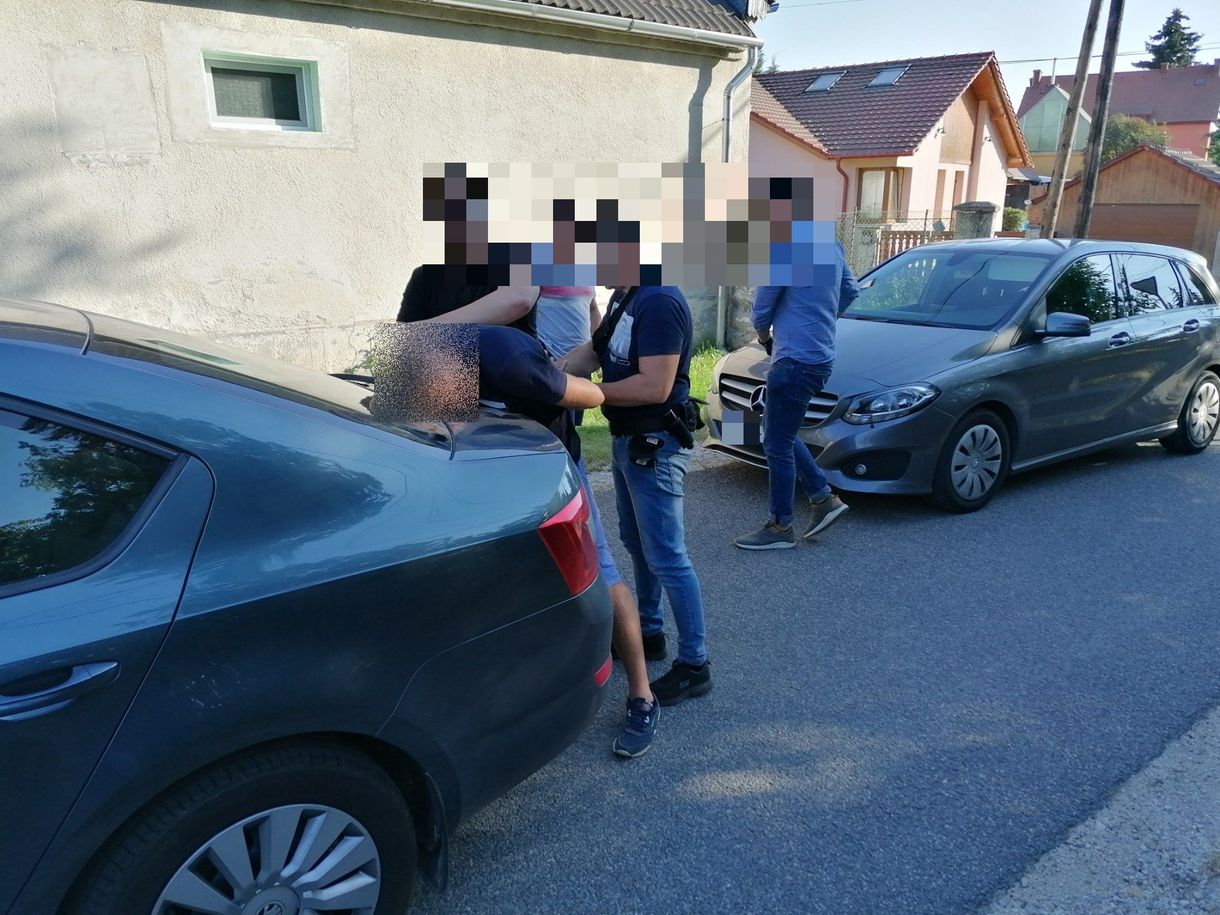 A TEK-kel csaptak le a rendőrök a soproni fegyveres rablás gyanúsítottjaira