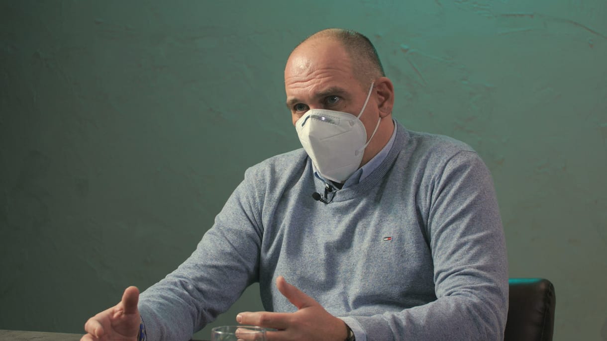 A kérdés – Bárdos Andrással: Miért rosszak a járványintézkedések, és hol késnek a részletes adatok? 