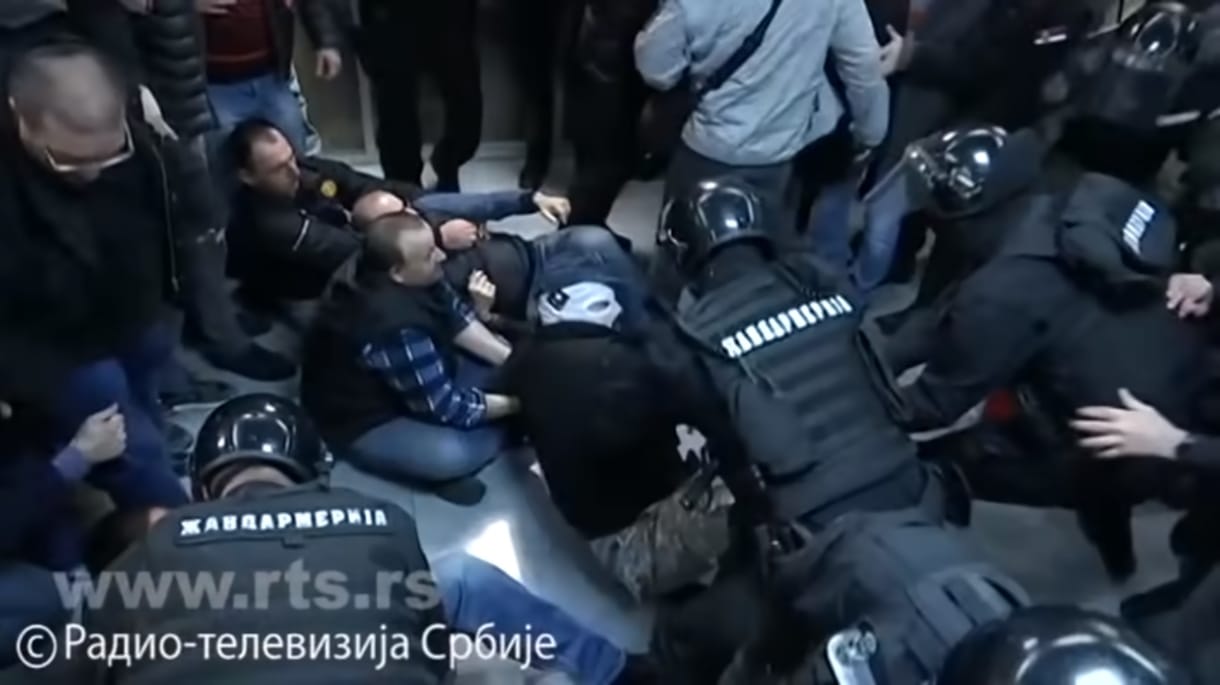 Videó: Rohamrendőrök vittek el tüntetőket a szerb köztévé épületéből