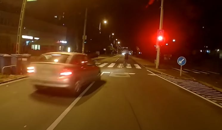 Piros, zebra, gyalogos, záróvonal – ennek az autósnak mindegy volt