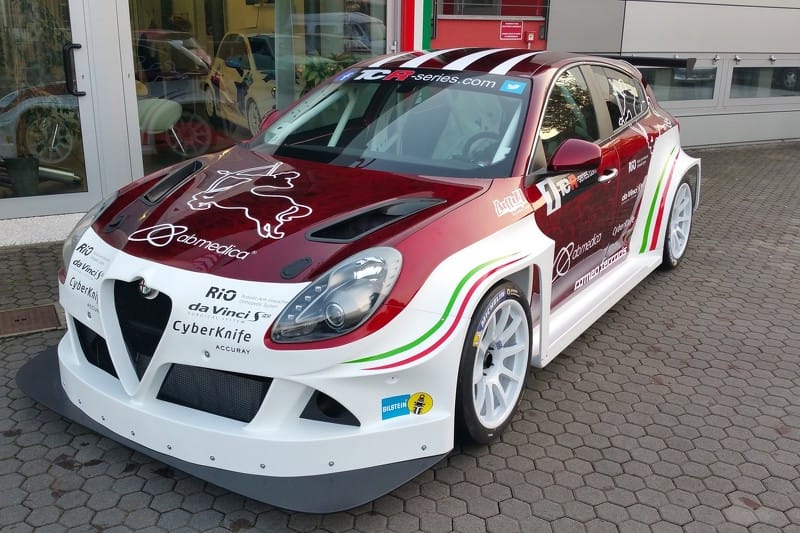 Extrém széles versenyautót faragtak az Alfa Romeo Giuliettából